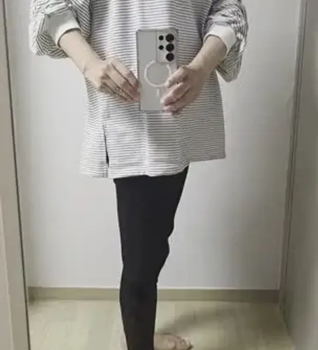 키 161cm에 몸무게 51kg 이에요..입어보니 생각보다는 옷이 많이 큰 것 같아요