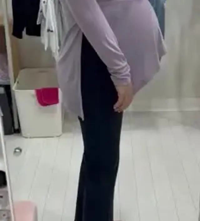 33주차라 배가 많이 나왔어요,프리 사이즈는 입을 수 있지만 좀 살짝? 조이는 느낌이 있