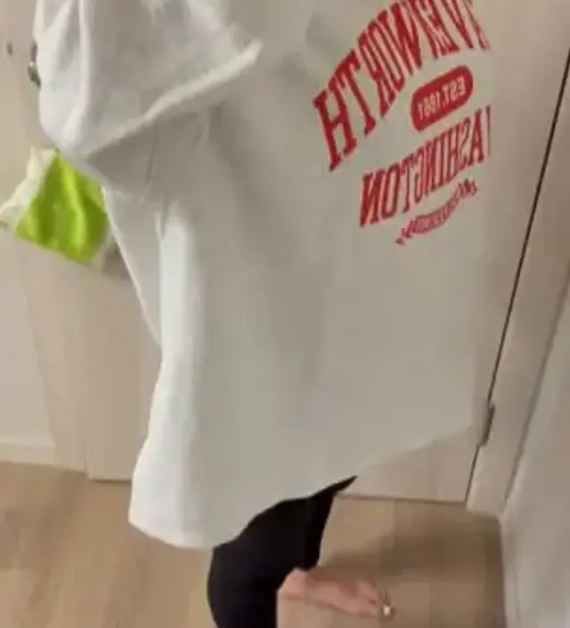 생각보다 더 좋아요 ㅎㅎ 너무 두껍지 않아서 더 좋아요. 레깅스랑 입기 딱좋은 기장이