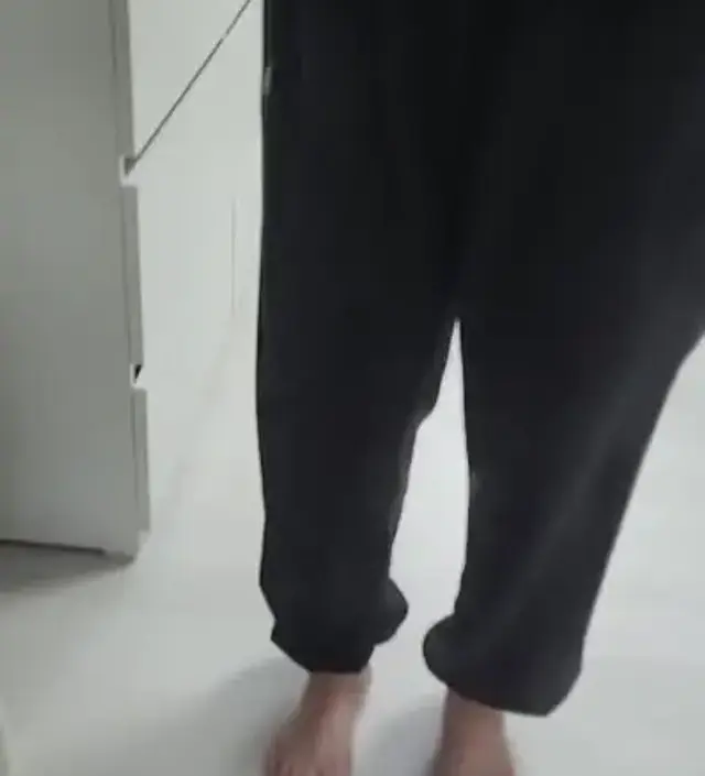 두께감이 간절기에 입기 딱 좋은 트레이닝 바지예요. 배 부분은 임산부에 맞게 넓게 되