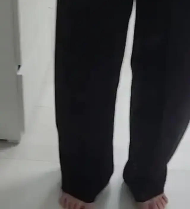 배 부분 편한 슬랙스라고 보시면 될 것 같아요. 두께감이 꽤 있어서 초겨울까지도 잘 입