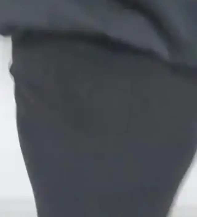 간절기에 딱 입을 만한 얇은 스커트에요. 신축성이 엄청 좋아서 배 부분이 진짜 편해요