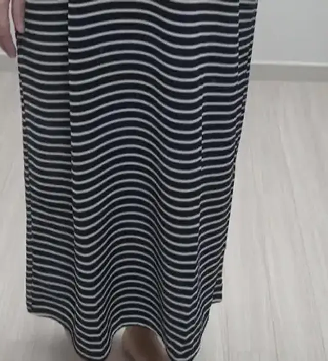 사이즈가 꽤 커요 특히 허리부분이 커서 가디건 코디해야 괜찮아요