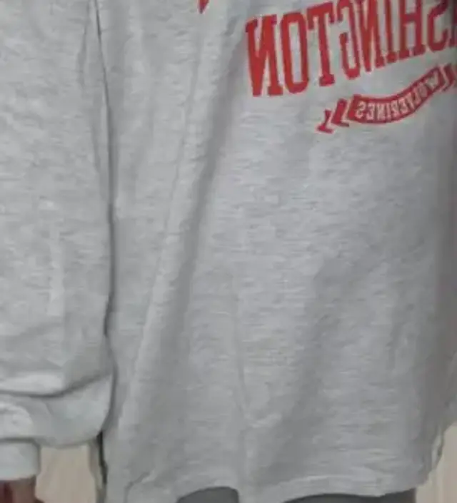 루즈핏이라 많이 넉넉해요 편하게 입을거 같아요