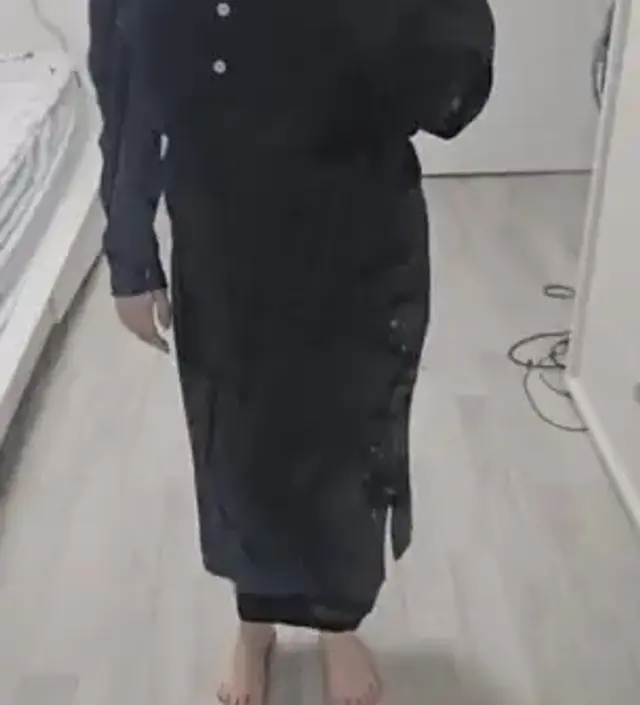 생각보다 두께감있고 재질도 좋고 핏이 이뻐요. 하나 아쉬운점은 똑딱이 단추가 아니네