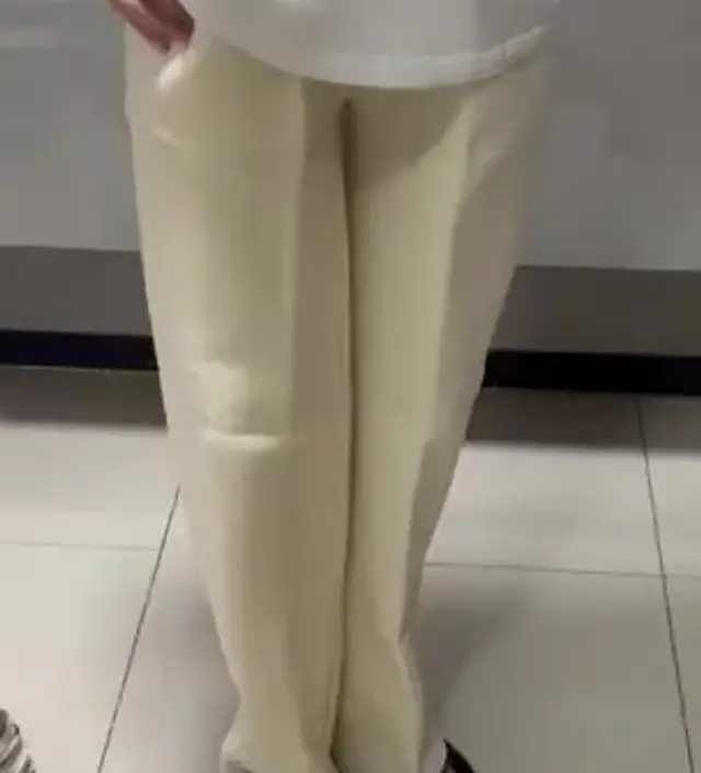 색상이 연노랑에 좀 더 가까워요 ^^!