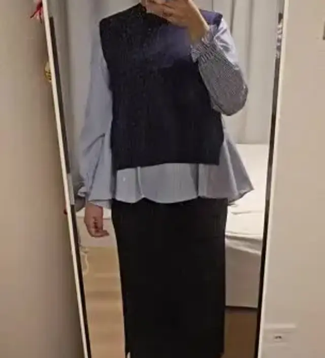 블라우스가 크게 나와서 편한데 어깨선이 딱 맞아 다른데 입어도 이쁠거같아요.  안에 