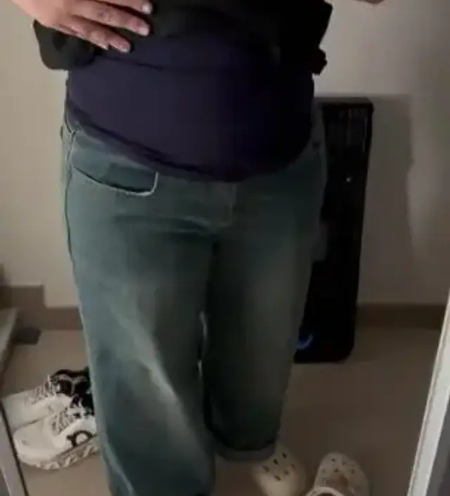 우선 허리 부분이 이렇게 고무줄로 되어 있어서 정말 편합니다 면 고무줄이라 하나요 아