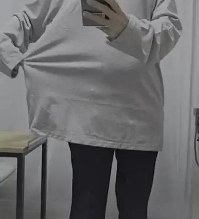 레깅스에 입으려고 구매했는데 엉덩이 덥어주는 길이감 딱 좋데요 품도 넉넉해 편한데 