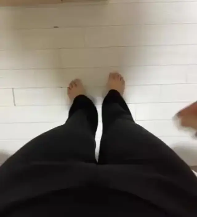 다리부분이 딱 붙어서 약간 부담스러운데 그래서 슬림해보일거 같긴해요. 제가 하체에 