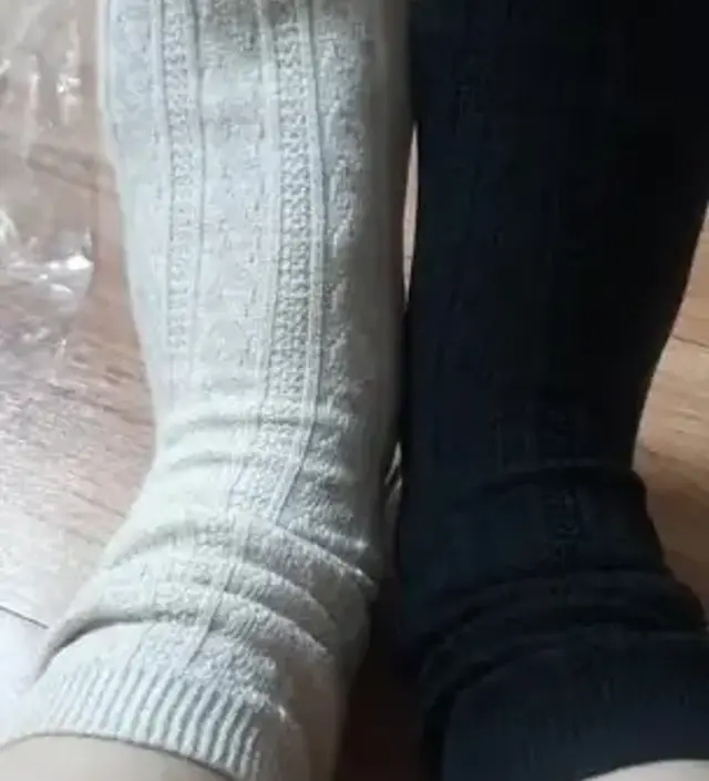 색상도 예쁘고 봄, 가을, 겨울 착용하기 좋아요. 꼬임 디자인도 고급스럽고 어떤 옷에도