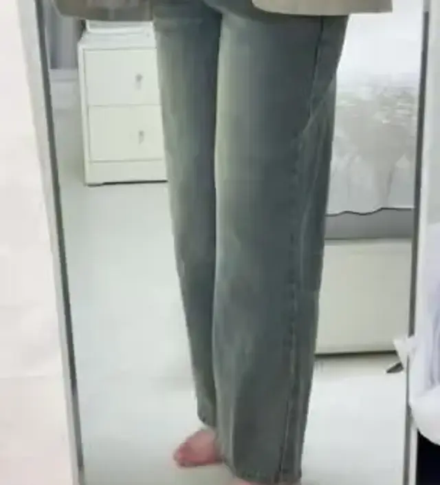 청바지도 입고 싶어서 찾아 보다가 가장 통이 넓고 색깔이 마음에 들어서 구매했어요~~