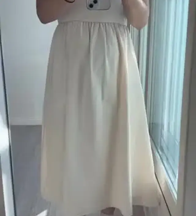 소임에서 유명하다는 교복템 원피스로 아이보리, 블랙 구입했어요. 기장은 길어서 수선