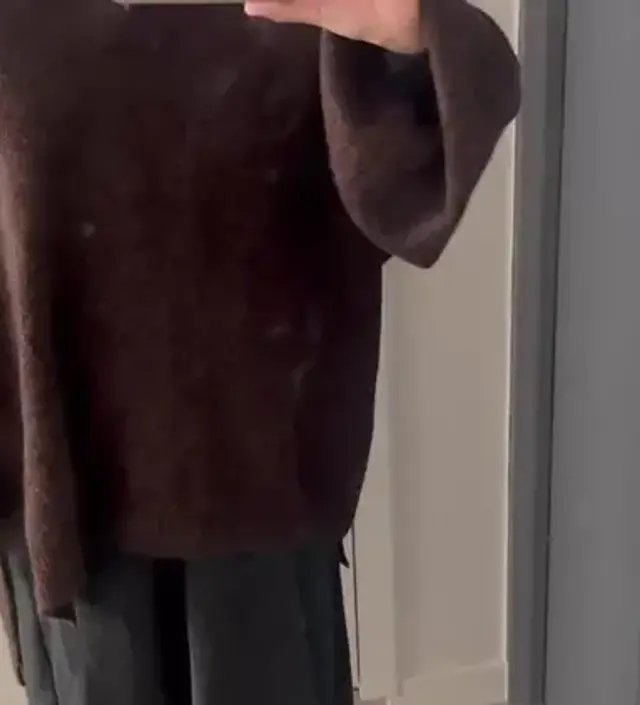 저한테는 목부분이 살짝 커서 안에 검은색 따뜻한 이너를 입고 입으면 딱 맞고 예쁜 것