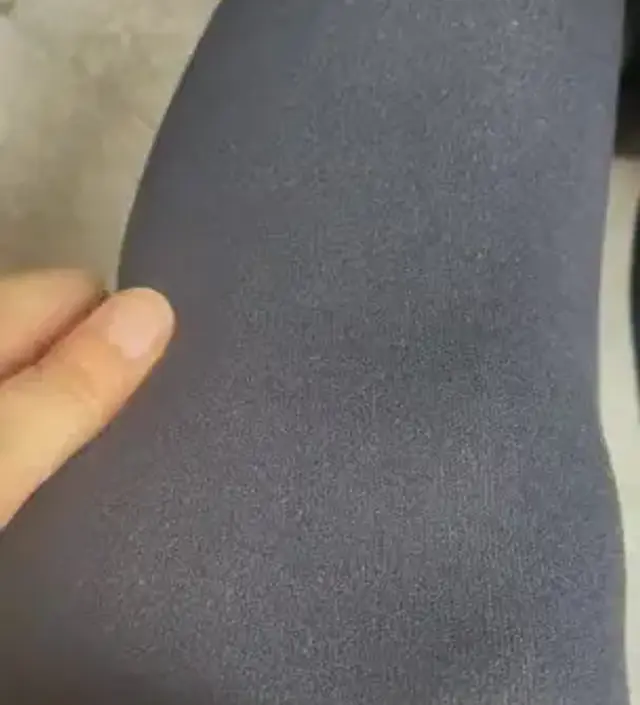 처음 받고 짧네.. 잘못샀나 했는데 입으니 쭉쭉 늘어나고 따뜻해요 배 앞뒤 잘 감싸줘서