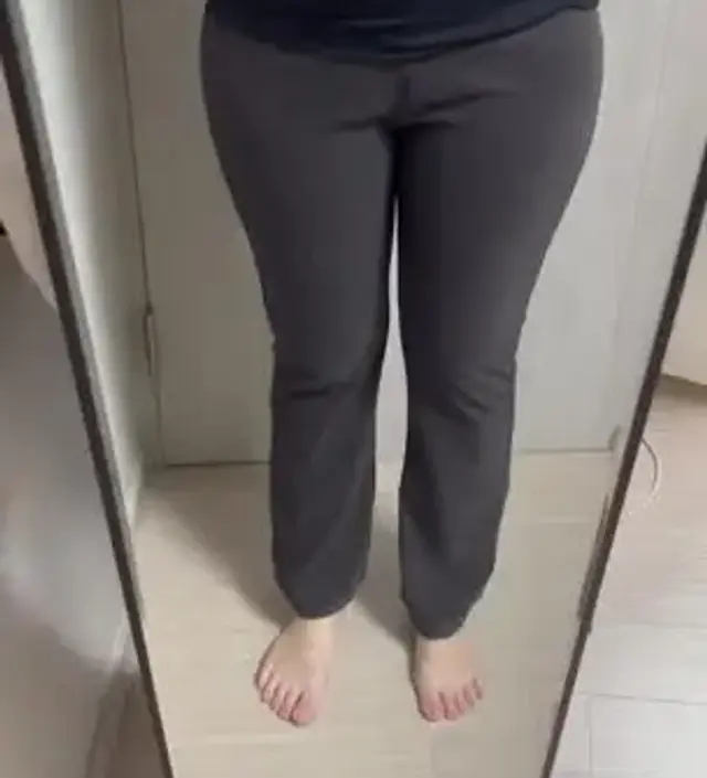 생각보다 얇아요!! 지금 너무 꽉끼어서 편하게 자주 입지는 못할 것 같아요 ㅠ