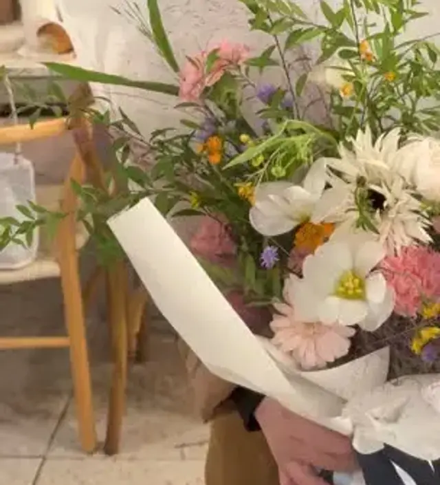 갈색 아우터 안에 임부복 입었어요 재질도 괜찮고 우선 편해요 근데 다리에 막 옷이 붙