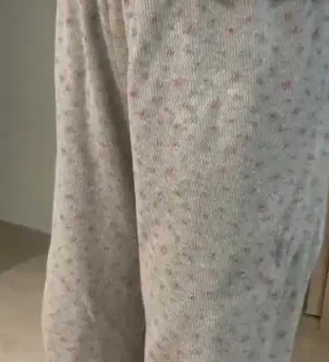 후기를 향해 달려가는중 겨울맞이도 하게되서 어그랑 코트와 함께 입을 귀어운 바지 찾