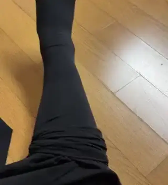 배가 더 나오기 전에 겨울에 신으려고 구매했어요 세트로 구매할 수 있어 좋고 다른 15