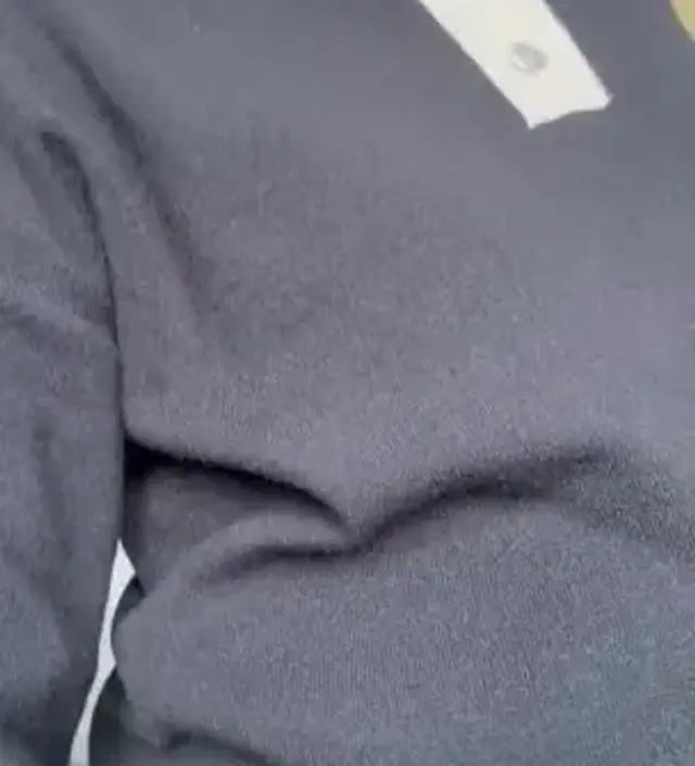 우선 면 촉감이 부들부들 너무 좋아서 기분이 좋아요. 캐시미어랑 비슷해요 디자인도 고