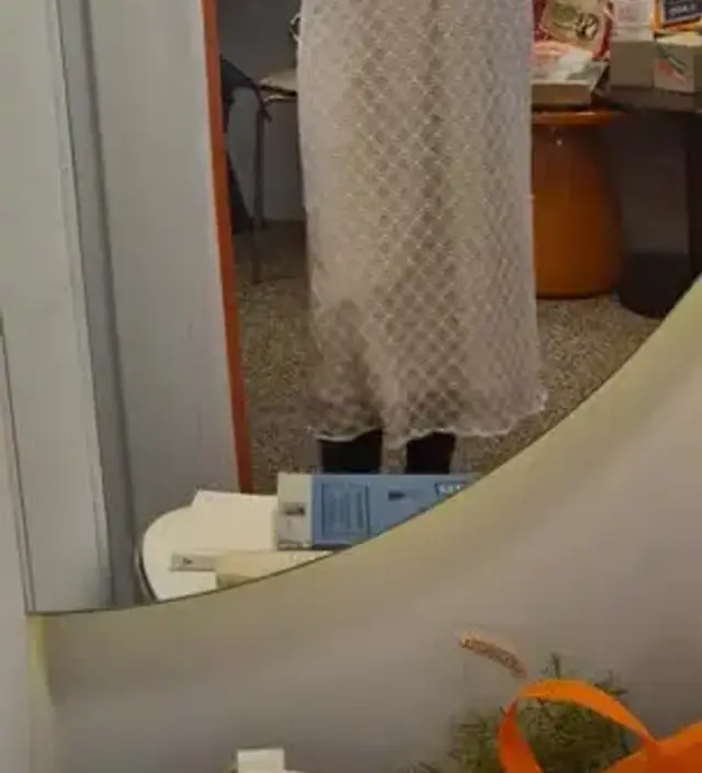 일단 예쁩니다. 속치마 소재가 아주부드럽고 생각보다 도톰해서 가을겨울입기좋아요. 겉