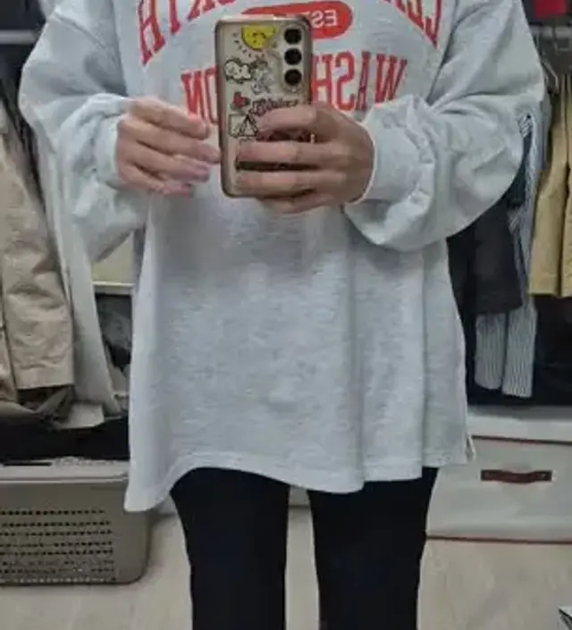 여유롭게 엉덩이 덮어주네요! 생각보다는 얇습니다.