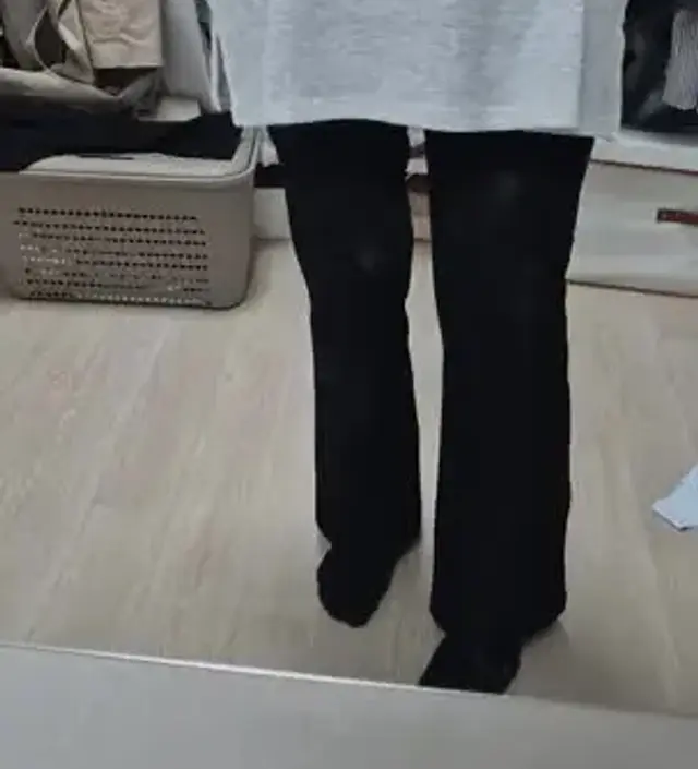 생각보다 조금 딱 달라붙네요ㅎ L시켰어도 좋았을 거 같아요