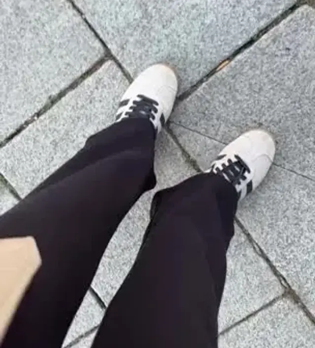 키작맘 사이즈로 산게 아닌데 얘는 왜 이렇게 기장이 짧은지..;; 다른바지 기장 70센치