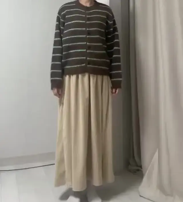 이런 골덴 치마는 귀여움이 좀 느껴지는 치마라 기장이 발목까지 길게 내려오는 걸 원했