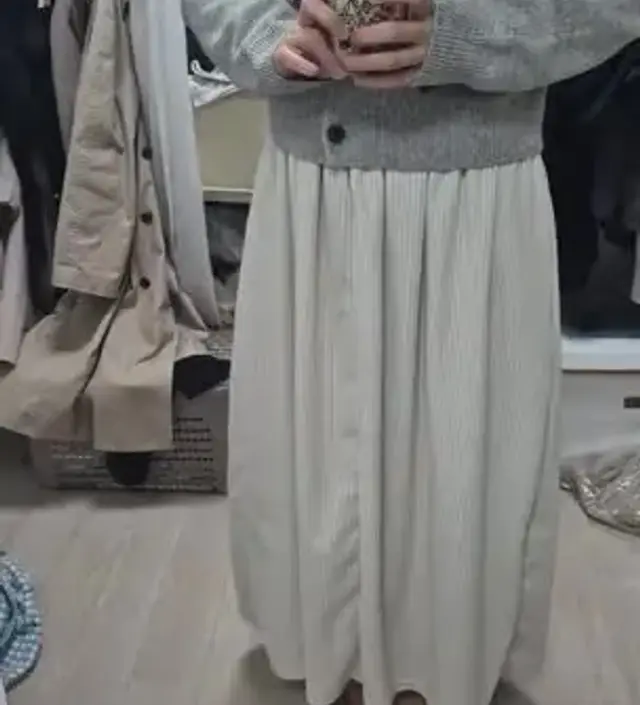 색깔 예쁘고 마음에 들어요. 그런데 옷을 뜯을 때 천 사이에 과자 부스러기처럼 보이는