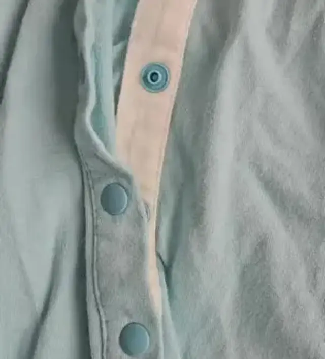 조리원 퇴소 후 수유중에 필요해서 구매하게 되었습니다! 조리원 복이 단추로 되어있어