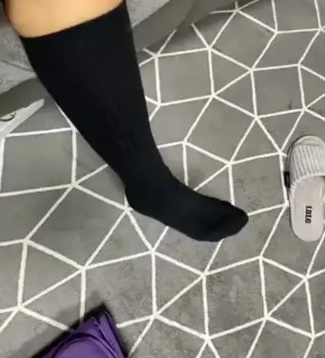 너무 좋아요 짱짱하고 따뜻해요. 레깅스가 답답할때 헐렁한 속바지에 이 양말 신으면 따