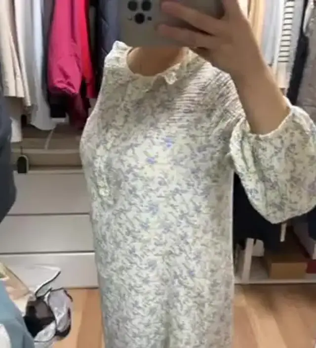 도톰하고 땀 흡수 잘 됩는 소재에요. 나중에 수유 할 때도 입을 수 있고 편합니다