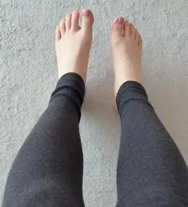 L로 시켰는데 살짝 길어요. 근데 배부분 및 다리 쪼임도 없어서 잘 입을 것 같아요