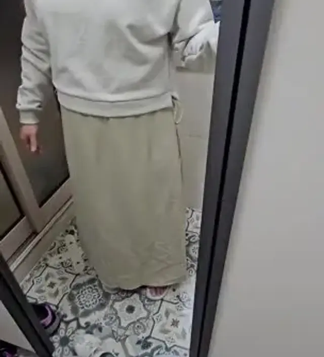 길이가 조금 많이 길어서 그냥은 못 입을 것 같고 수선해야 할 것 같아요. 맨투맨으로 