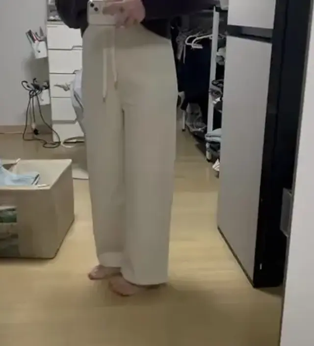 도톰에서 가을 겨울 딱이고 엄청 부드러워요 배 부분 편해요