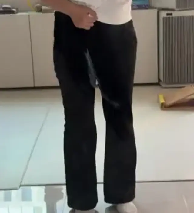 라지 사이즈라서 걱정했는데 복대형이고 바지도 스판기가 있어서 잘 맞아요. 이쁘게 입