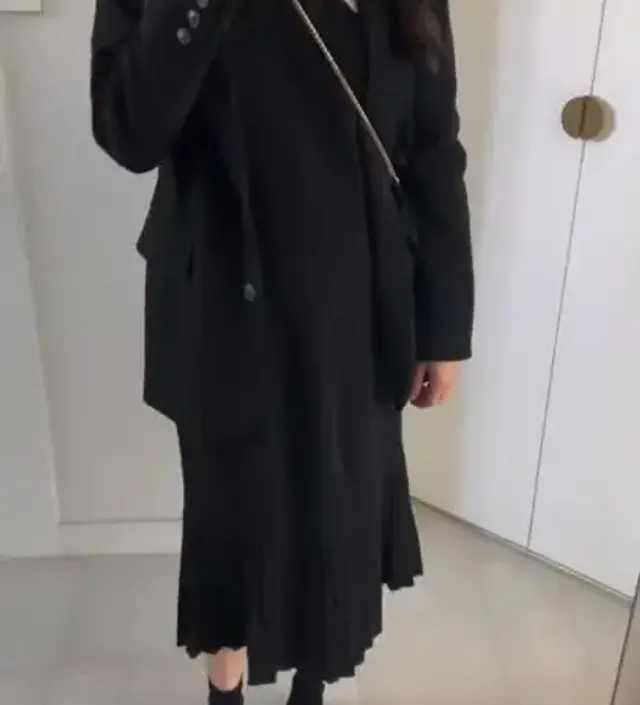 쫀쫀한 니트 소재에 깔끔하면서 포인트되는 디자인이라 정말 잘 입고 있어요! 평소에 가