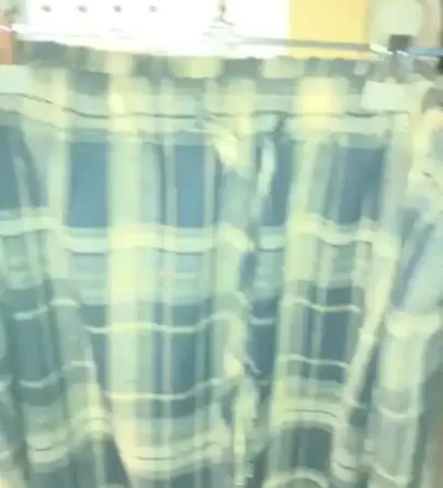 밴딩이 약해보였는데 잘 늘어나서 불편함 없었어요 치마 안속에 속치마가 덧대어져 있어