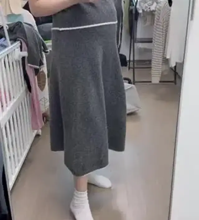 차분해보이고 이쁜 색상에 반팔 니트 치마 조합도 좋고 가디건도 입으면 갖춰 입은 느낌