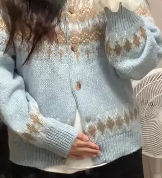 일단 디자인이 너무 예쁘고 폭닥포닥 하니 쌀쌀한 가을 겨울 날씨에 잘 입을 거 같아요