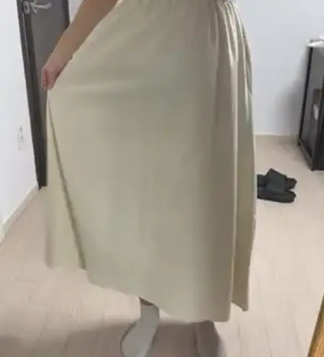 편하고 사계절용이라는게 딱맞는듯하고 겨울에는 안에 스타킹이나 레깅스 입으면 될듯하