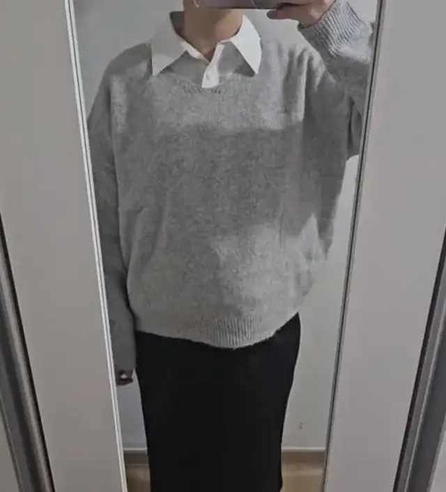 저는 어좁이라 목이 많이 파인것 같아서 안에 셔츠 입었어요! 그래도 넉넉해요. 끈은 묶