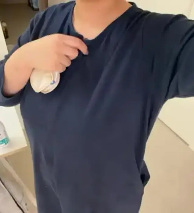 뭐 묻으면 얼룩덜룩해지고 안감이 좀 까칠해요 ㅠㅠ
