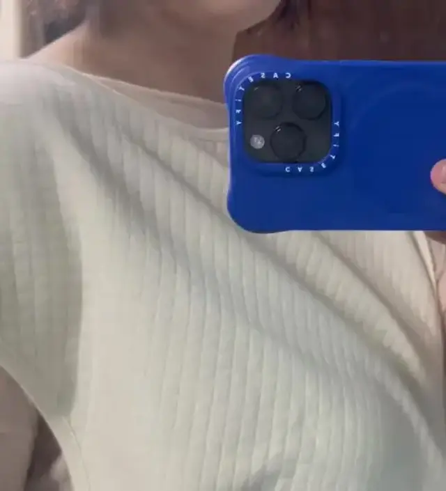 먼저 옷감이 부드럽고 텐션도 좋아 착용했을때 편하구요, 애매하게 추운날 아기가 있어