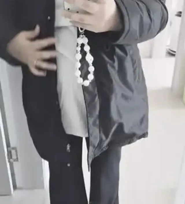 팔뚝이 쪼끔 끼는 느낌이예요 ~~  다른분들은 잘 맞으실거같아요 제가 팔뚝이 살이 있는