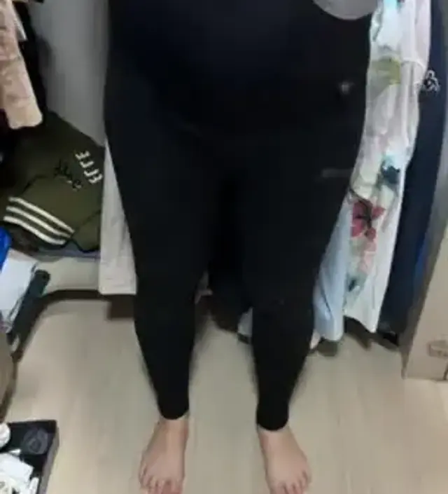 따뜻해요 근데 저는 잘 입긴하는데 늘어나는 느낌은 아니예요. 살짝 낑기는 느낌 