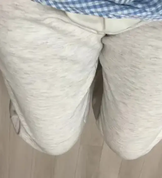 바지 뒤 밴딩 앞은 밴딩이 없는데 너무 편안하네요!! 소재도 보풀 잘 안 생길 거 같구요