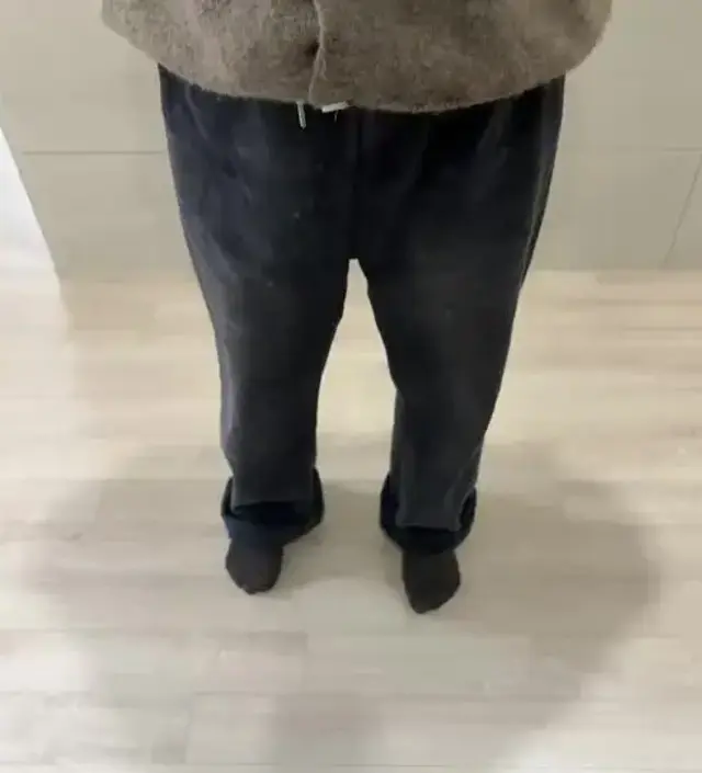 완전 편하고 따듯해서 좋아요. 주머니가 없는 건 아쉽지만 편해서 손이 자주가는 바지입