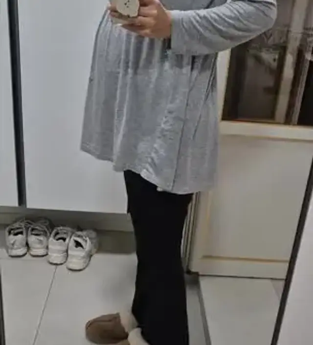 소재가 좋아보여서 주문했는데 촤르륵 떨어지고 넘 편하네요 바지도특히 배부분이 너무